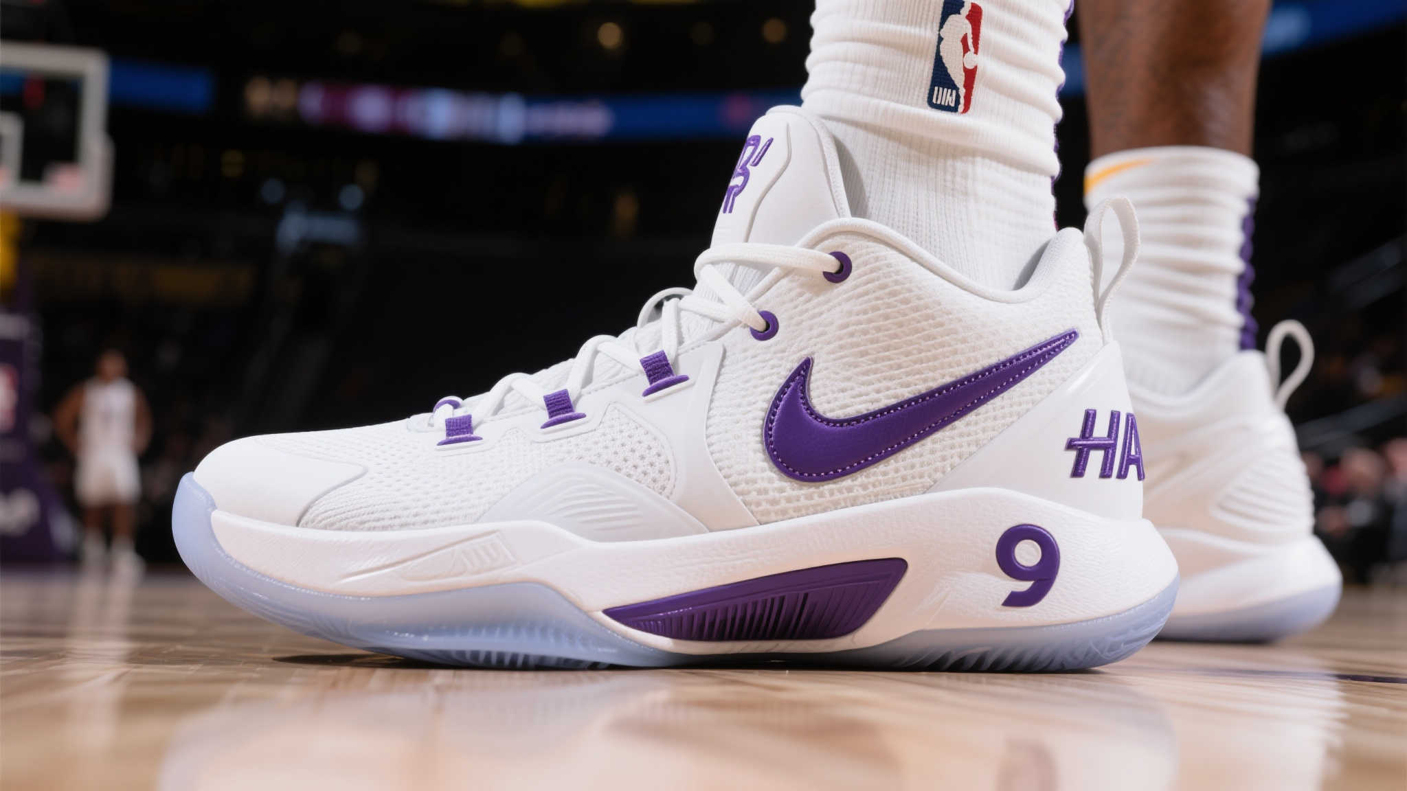 威廉姆斯脚踏白紫配色哈登9,斩获20分闪耀全场 威廉姆斯脚踏白紫配色哈登9,斩获20分闪耀全场